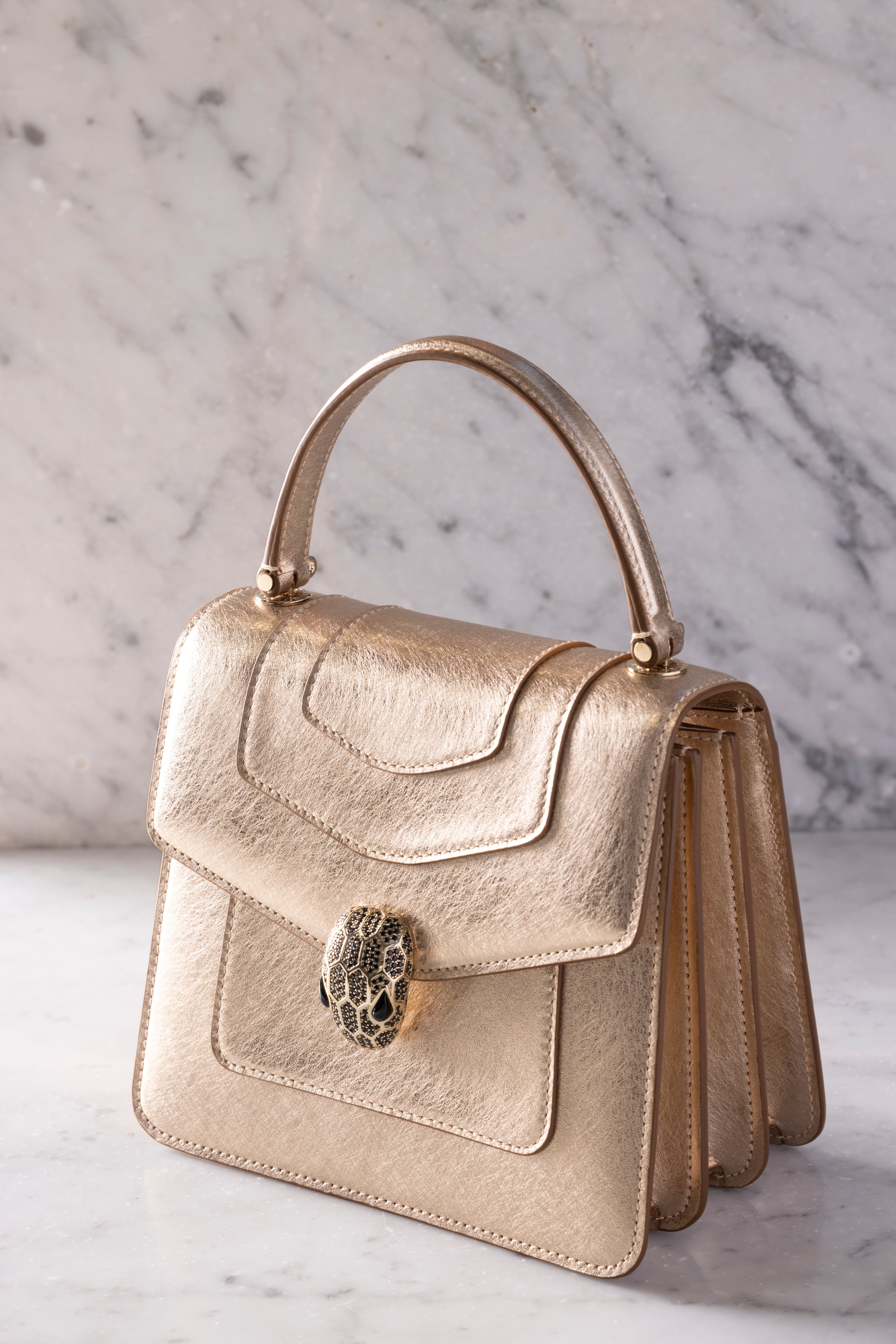 Serpenti 75週年款淡金色小牛皮手提肩背包。NT$129,900(寶格麗提供)