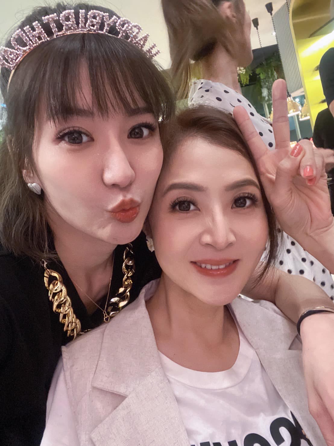 羅巧倫和好姊妹李亮瑾一起度過難忘的夜晚。(翻攝自臉書)