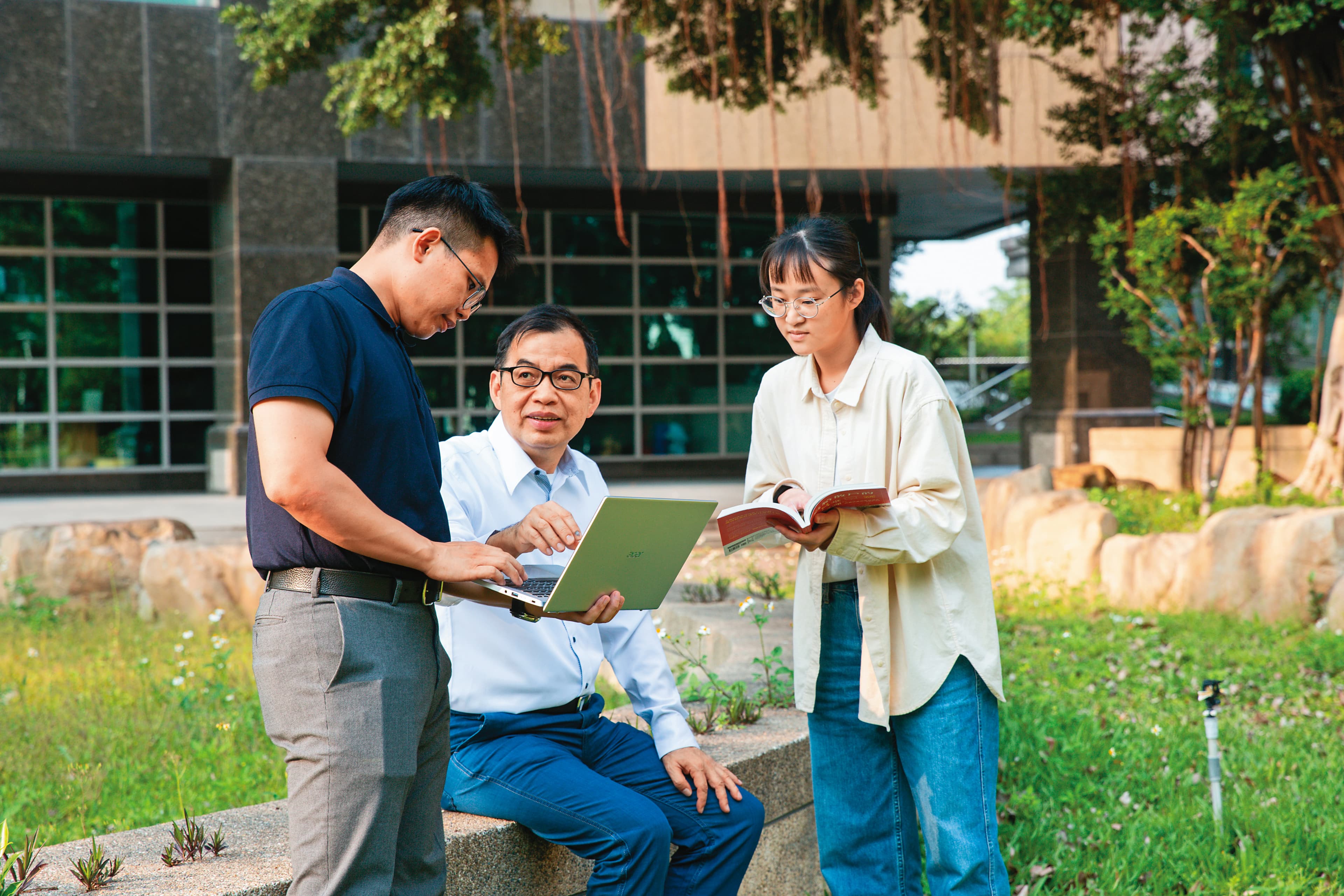 鄭廳宜(中)在僑光科技大學授課,與學生相處亦師亦友,講課幽默激發投資興趣。