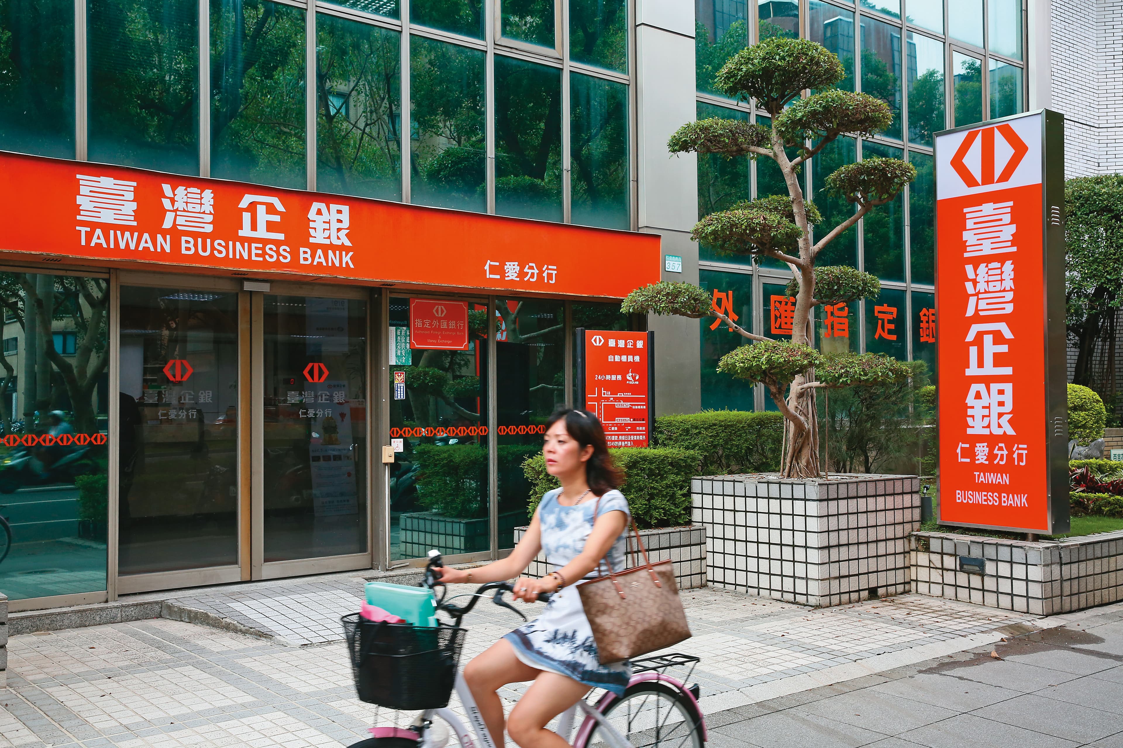 台企銀獲利持續創高,股價位階也較低,是鄭廳宜的心頭好。