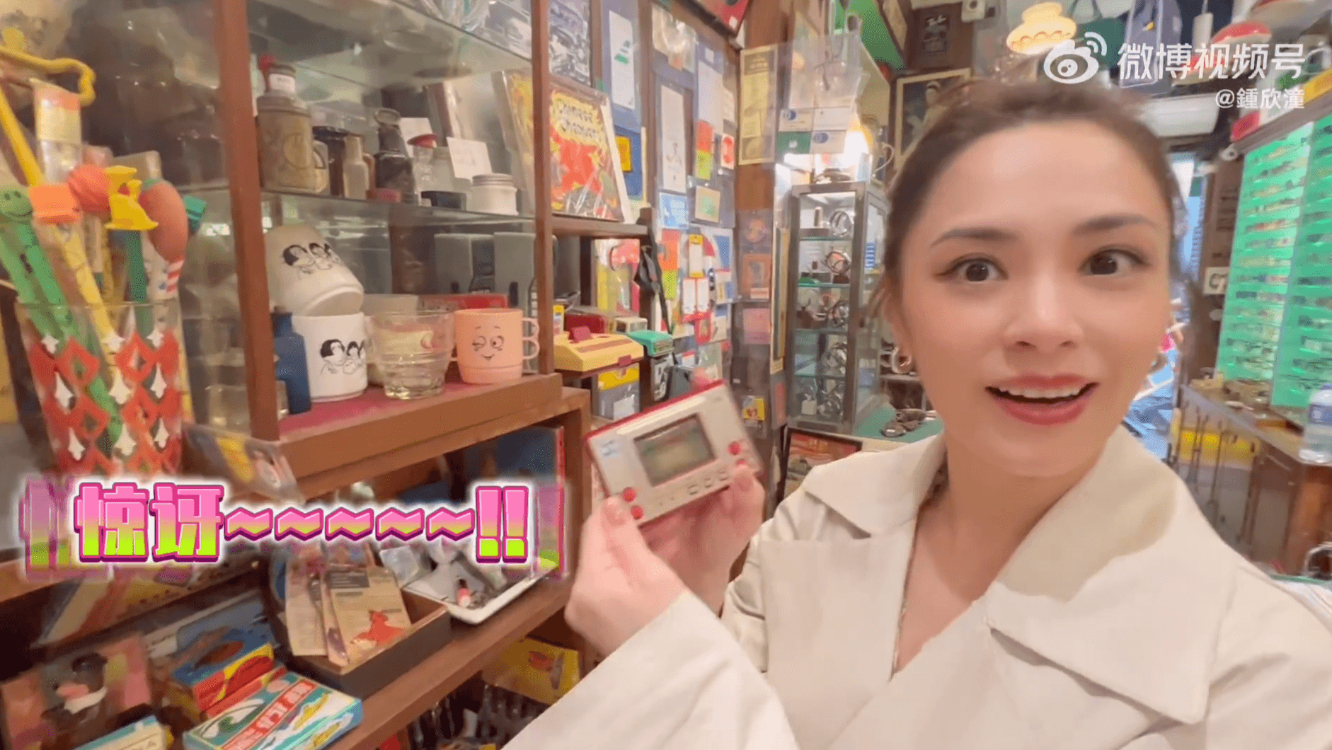 換裝後阿嬌又去逛二手小店。(翻攝自阿嬌微博)