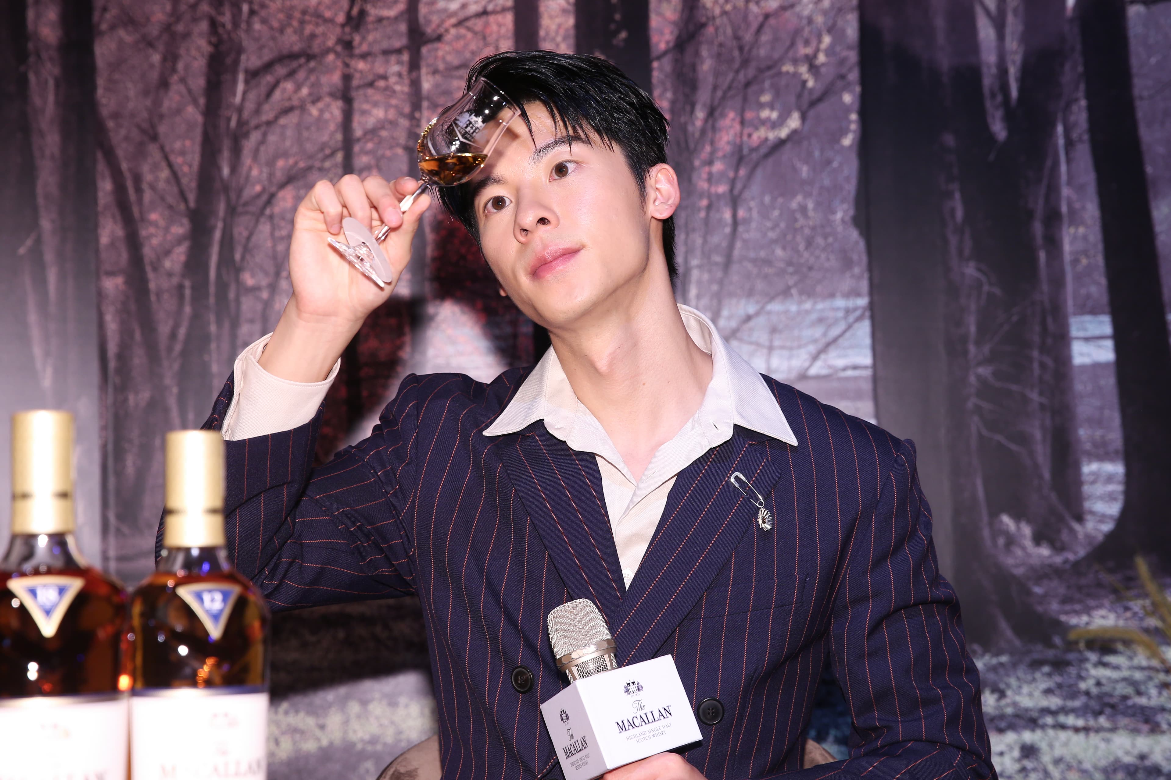 受邀為酒商代言,許光漢在記者會上親自品酒,但他自稱酒量普普。
