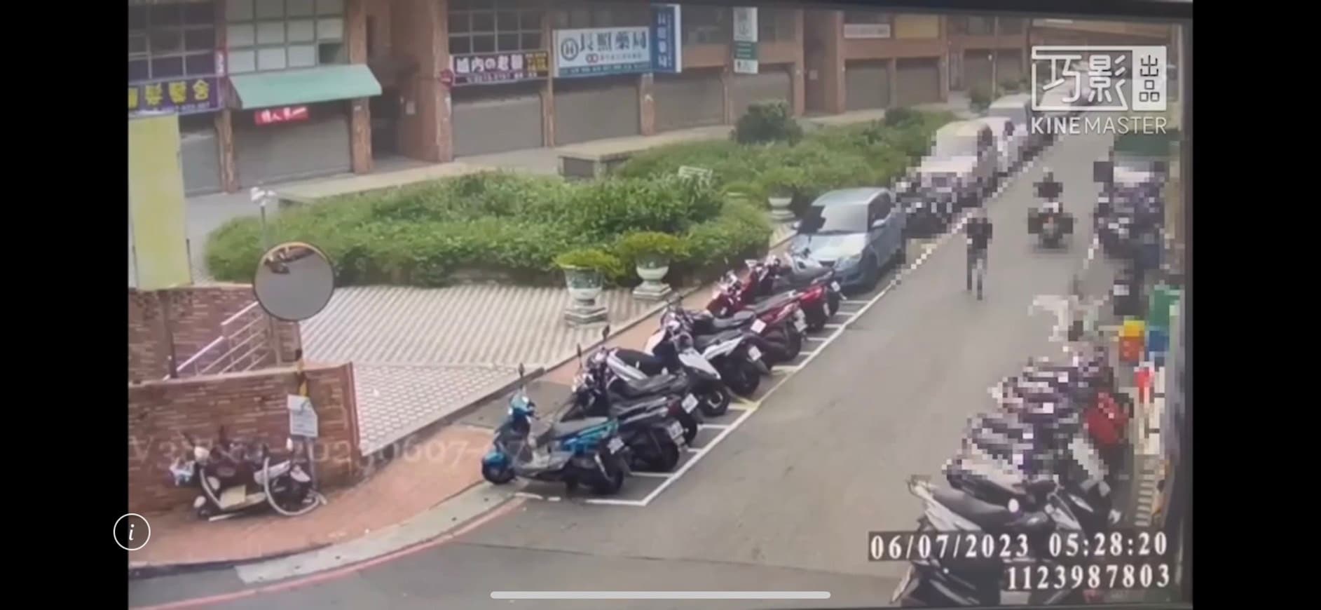 邱女遭林男毆打逃出家中,林男尾隨在後,2人一度在馬路上追逐。 (翻攝畫面)