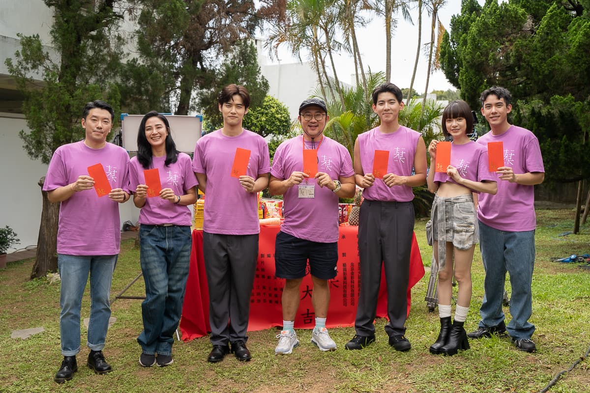 導演柳廣輝(中)攜演員蔡振廷(右起)、姚愛寗、曾向鎮、劉冬沁、洪小鈴、段鈞豪出席開鏡儀式。(藝圖影業提供)
