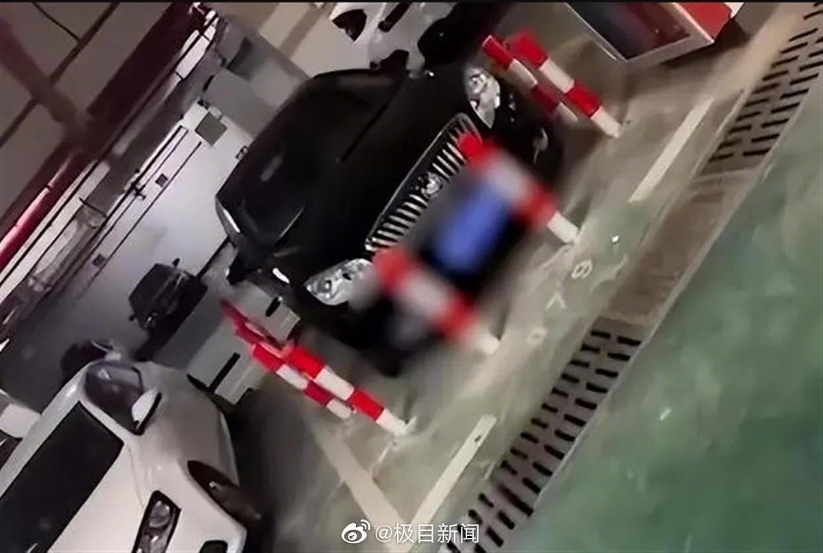 徐姓車主不滿私人車站遭人霸占,找來焊工在自己的車位四周焊上鐵柱。(翻攝微博)
