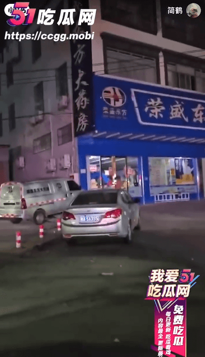 加害男子被發現全裸於藥局前遊蕩。(翻自《51吃瓜網》)