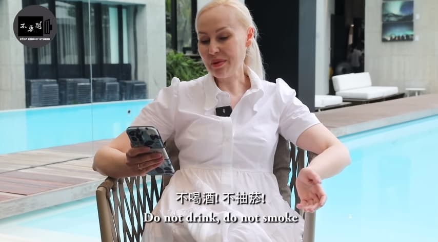 倪菈媽媽唱了一首歌給未來女婿。(翻攝自不要鬧工作室YouTube)