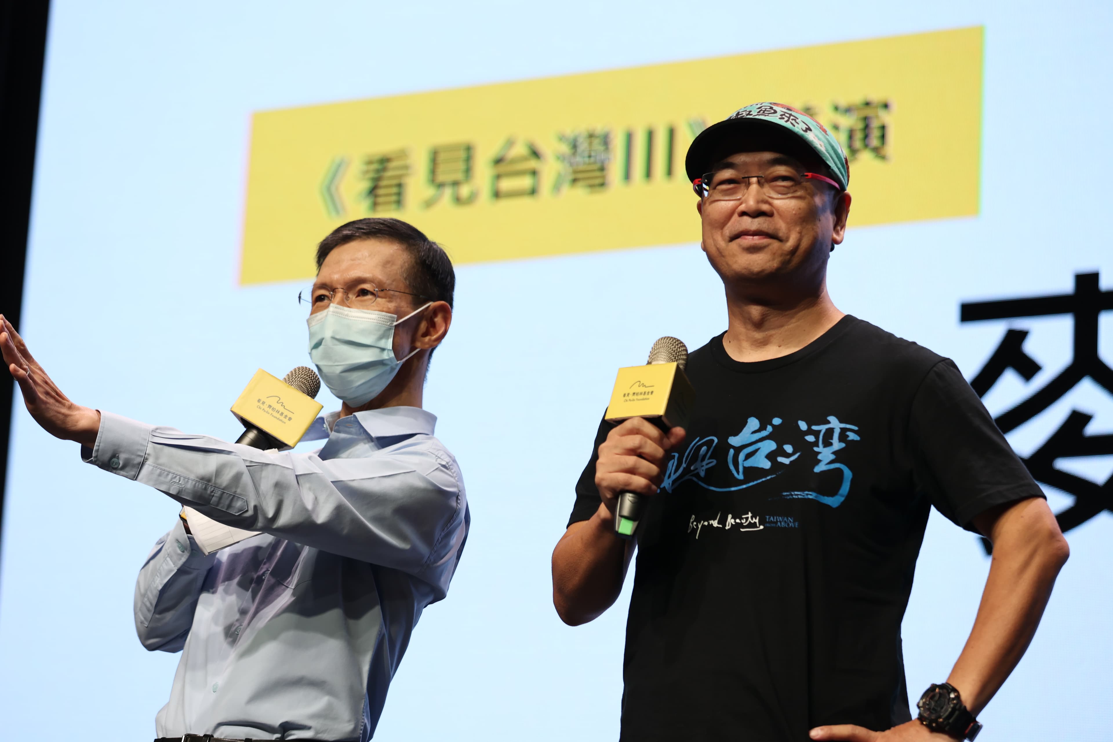《看見台灣III》由麥覺明接手執導,他震驚於海底拍攝時,發現海底滿滿地推積著廢棄寶特瓶,令他痛心不已。左為主持人王文華。(看見・齊柏林基金會提供)