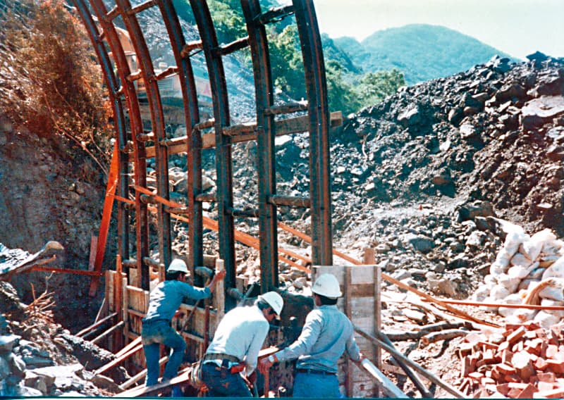 南迴鐵路沿線地形險峻,工程難度高,圖為當年建造中央隧道情景。(上善醫文化工作室提供)
