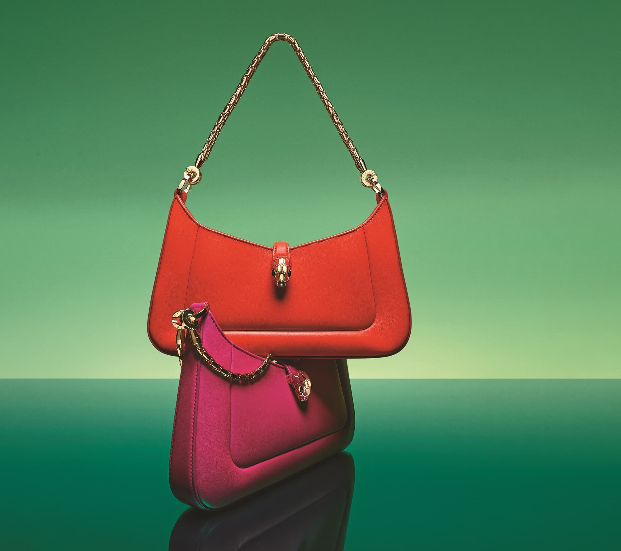 Serpenti Baia小牛皮肩背包 各NT$79,400(BVLGARI提供)