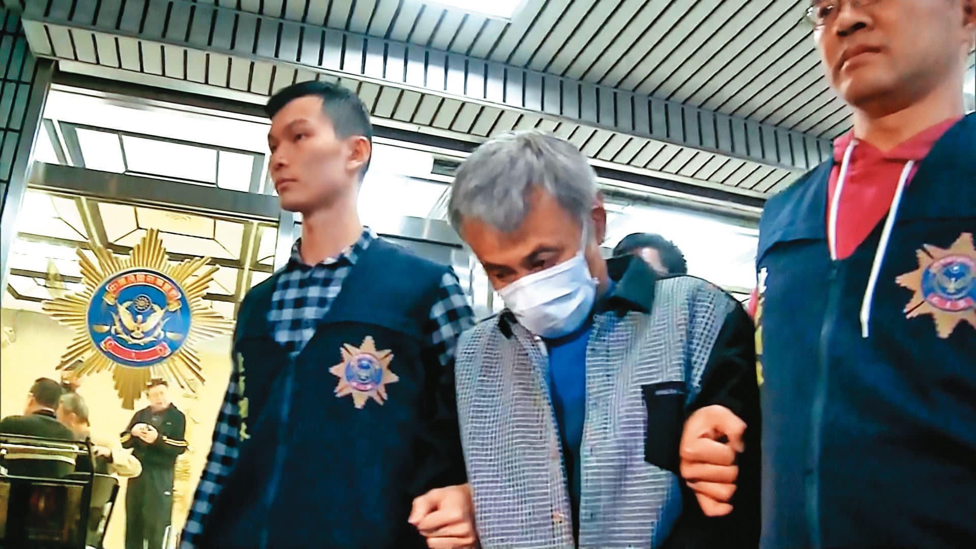 穿牆大盜邱德仁(中)在中國服刑期滿後,被押解返台受審。(東森新聞提供)