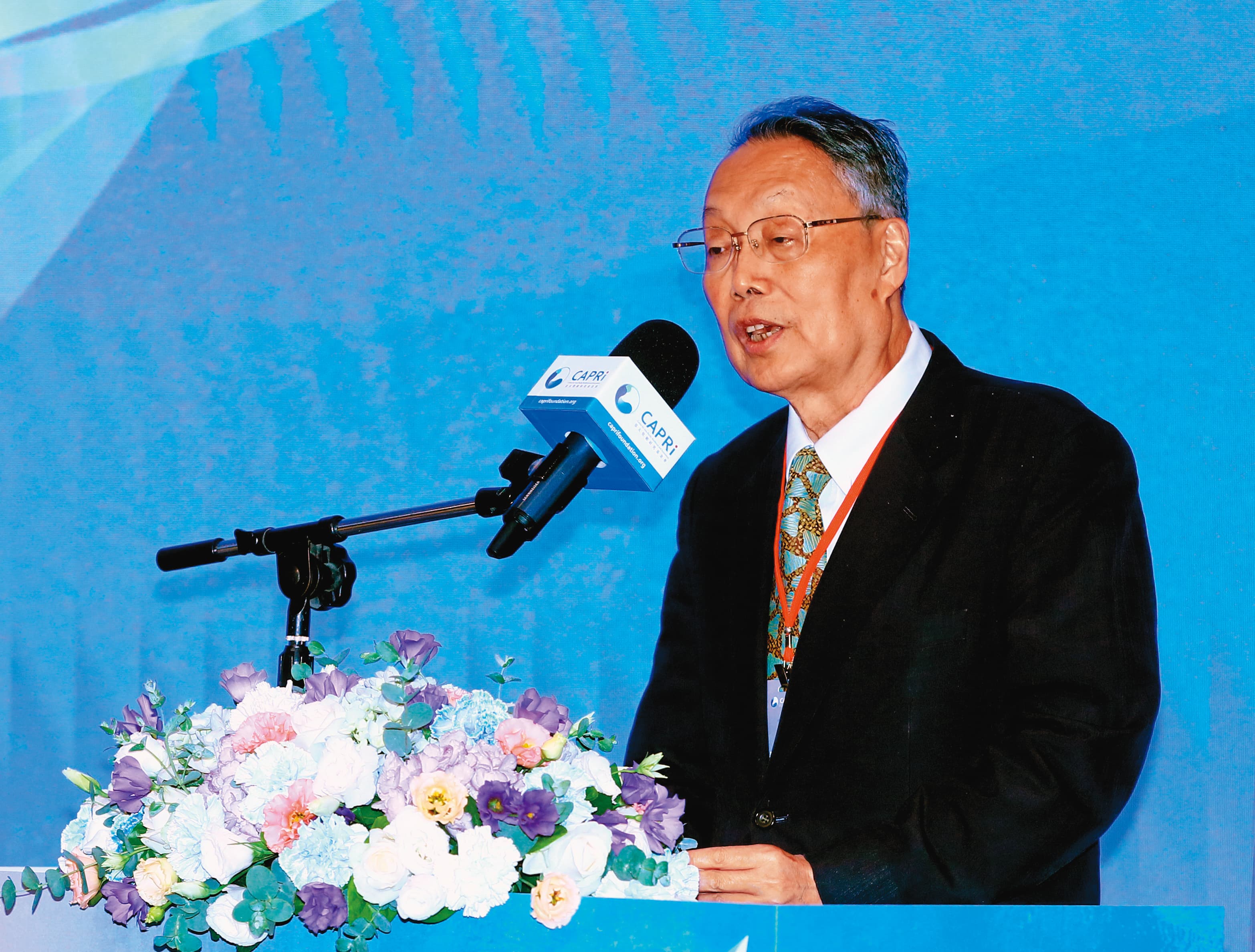 施振榮捐5百萬元支持亞堅會成立，並承諾未來會繼續捐錢。