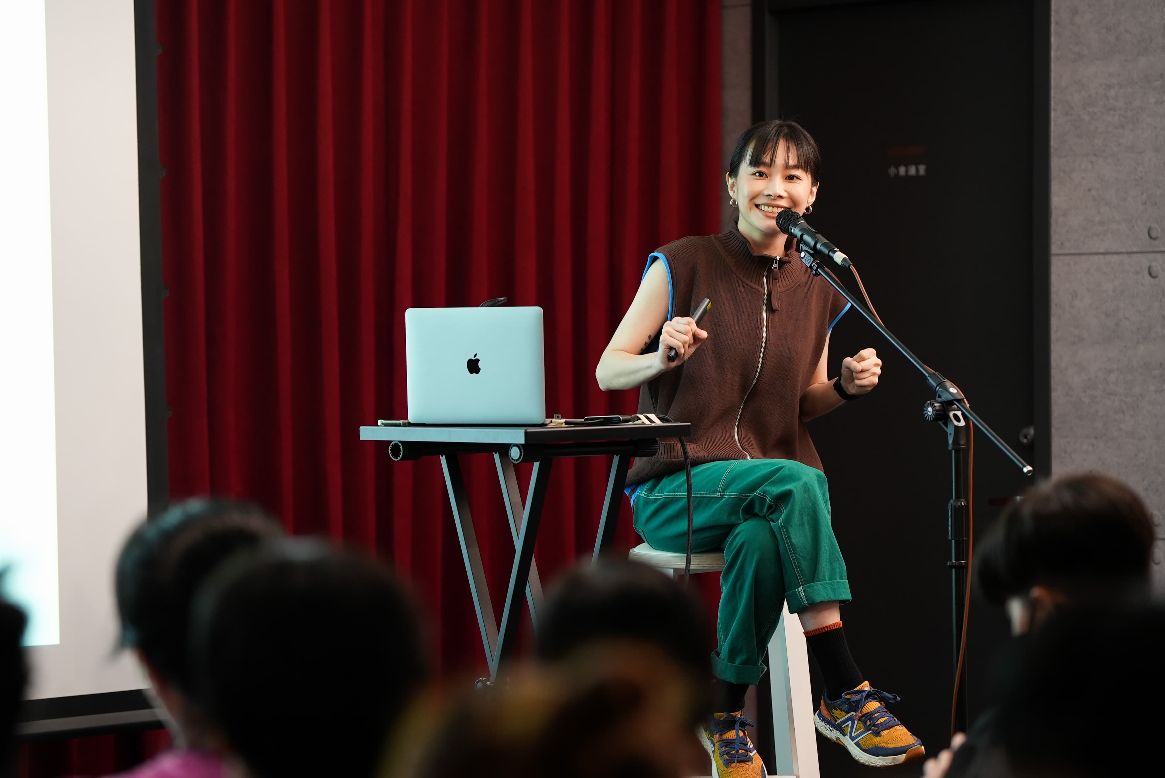 鄭宜農開講生動有趣,現場氣氛熱絡。(1500聲量音創學院提供)