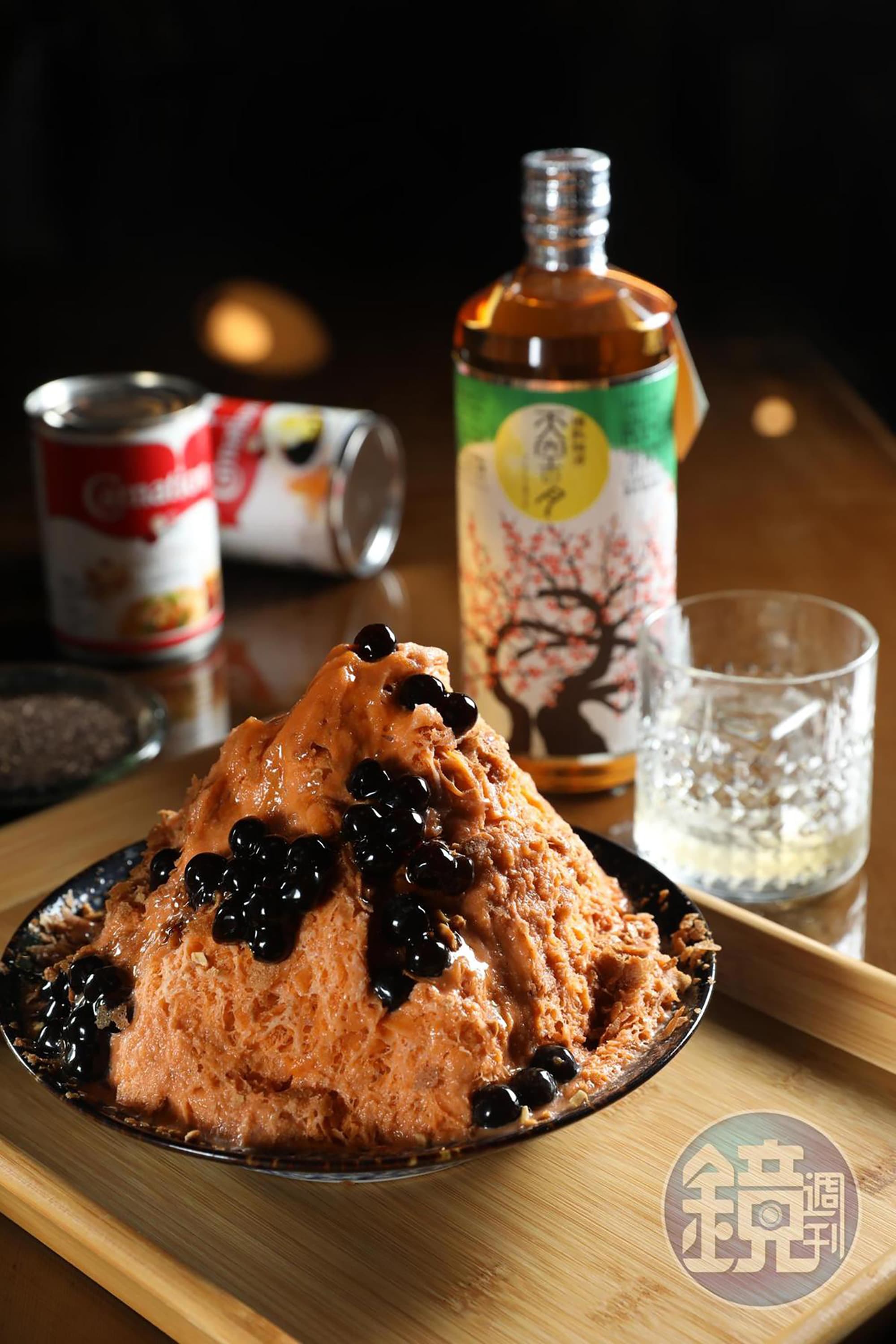 「泰式珍珠奶茶牛乳雪花冰」(260元/份)從茶葉到奶水都是泰國進口,配上「天空之月樽熟梅酒」(150元/杯)變身優雅貴婦。