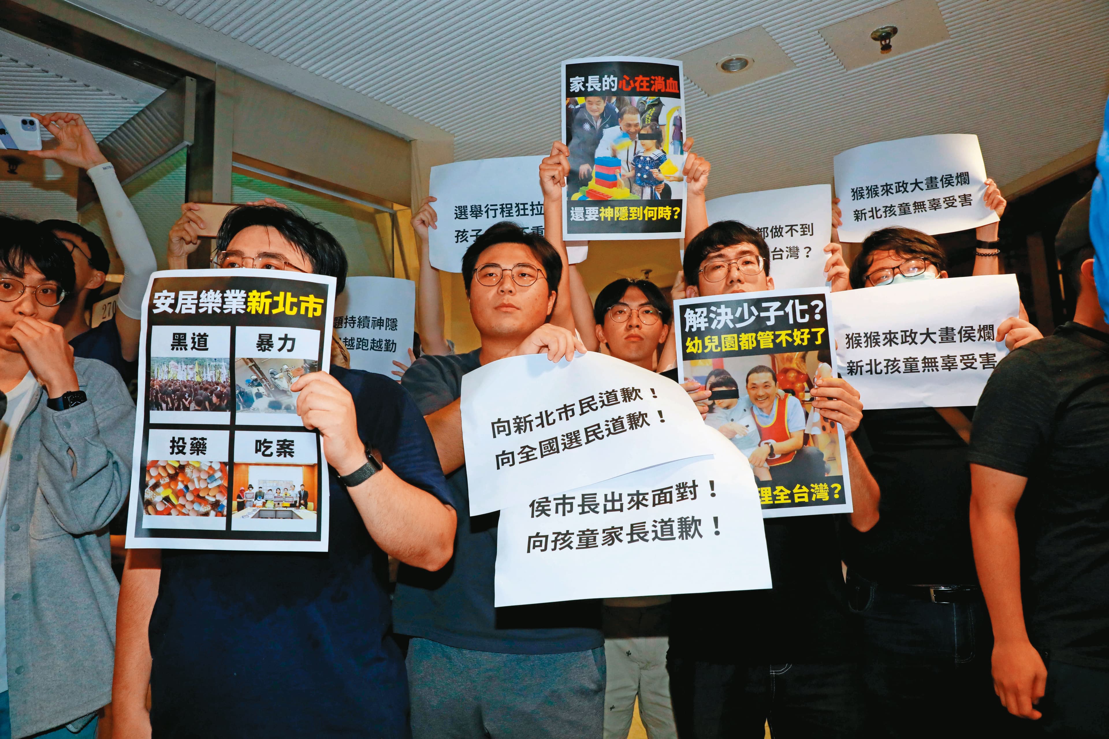 侯友宜8日以總統參選人身分赴政大演講,遭到學生抗議新北幼兒園餵藥案。
