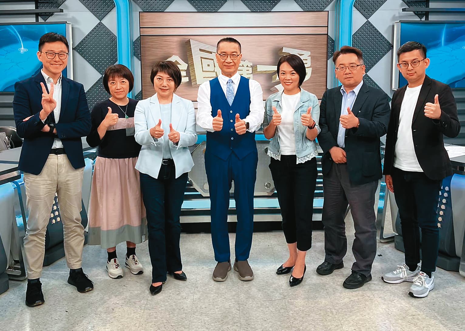 張宇韶(右2)與多位名嘴、政治人物開心合影,私下卻毫不留情地批評同業。(翻攝張宇韶臉書)