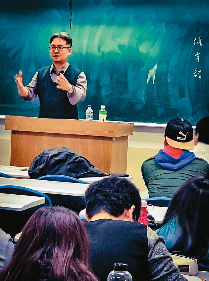 張宇韶曾在補習班教書,任職期間也傳出對女學生言語性騷擾。(翻攝張宇韶臉書)