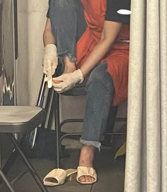 咖啡店店長被消費者直擊在店內磨腳皮。(翻攝韓網論壇)