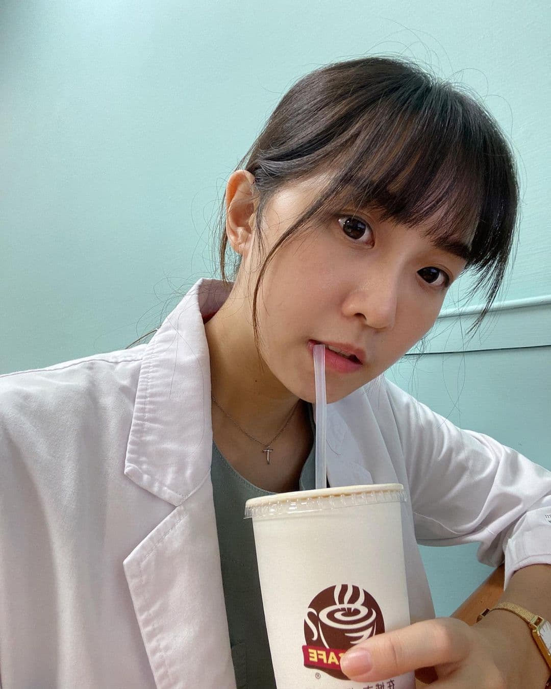 正妹護理師雅薇30歲就罹患肺腺癌第一期,一時間難以接受。(翻攝自IG vivi_ocean)
