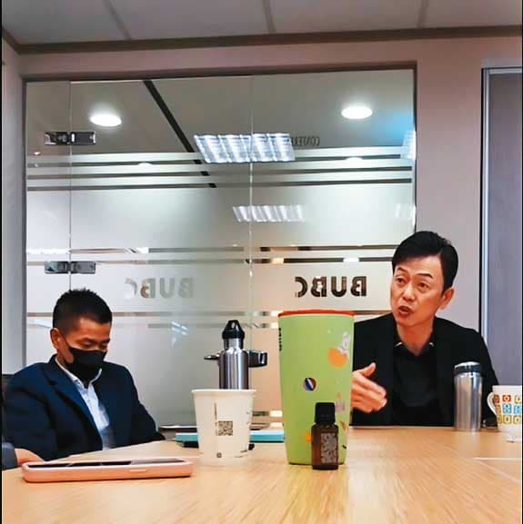兆富業務向受害人曝光內部和高層對質影片,想搏取受害人認同。右為兆富營業五處總經理鄭志偉。(讀者提供)