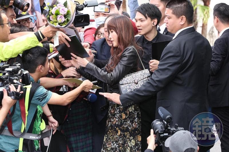 2019年工藤靜香陪同女兒木村光希來台參加品牌活動,現場大批粉絲爭相要求簽名。