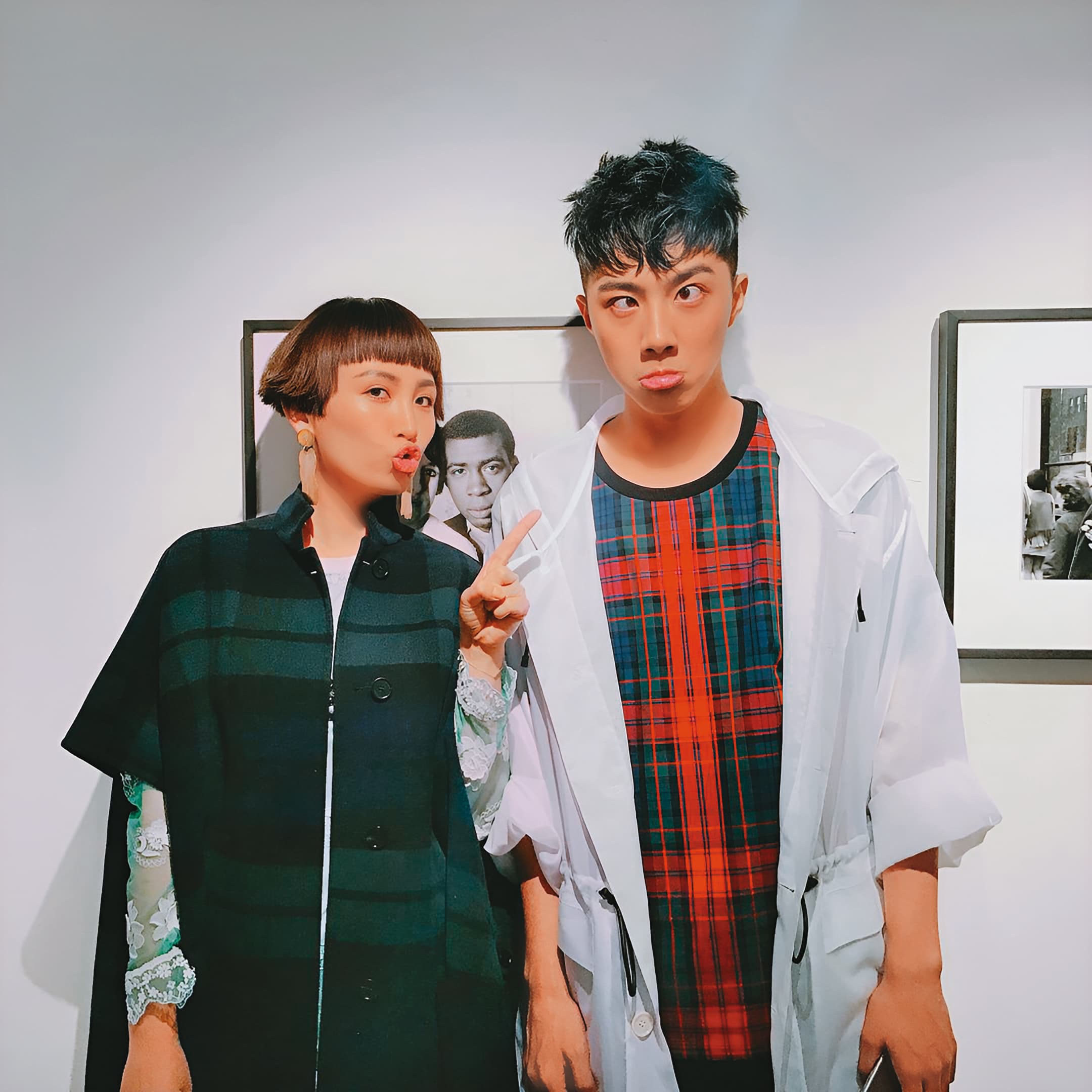 蔡凡熙(右)曾和魏如萱(左)出席活動。日前他自曝與上任緋聞女友陳華退回朋友位置,目前的感情動向也相當受關注。(翻攝自魏如萱臉書)