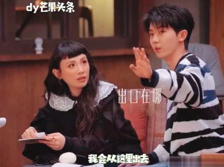 魏如萱(左)和馬嘉祺相差20歲,但因《聲生不息寶島季》成為隊友,私下有交情也會互動,被網友湊作對。(翻攝自芒果台抖音)