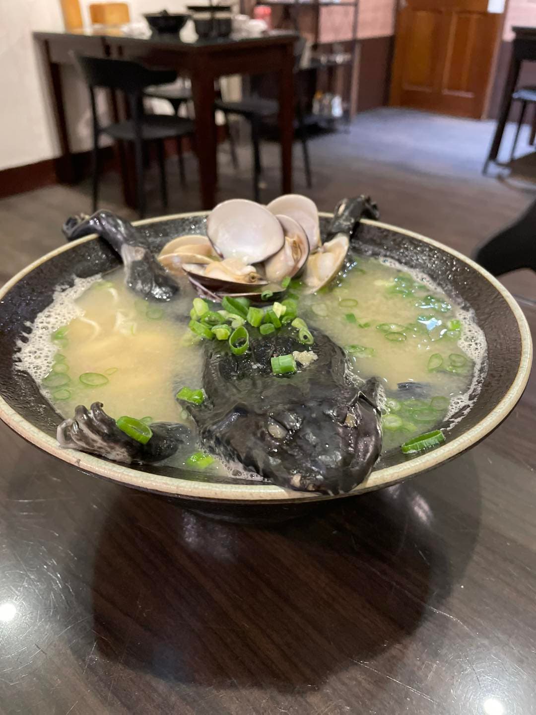 雲林的拉麵店業者近日也研發出特色美食「蛙呀蛙呀蛙拉麵」,每日只限量6碗。(翻攝自圓拉麵臉書粉專)