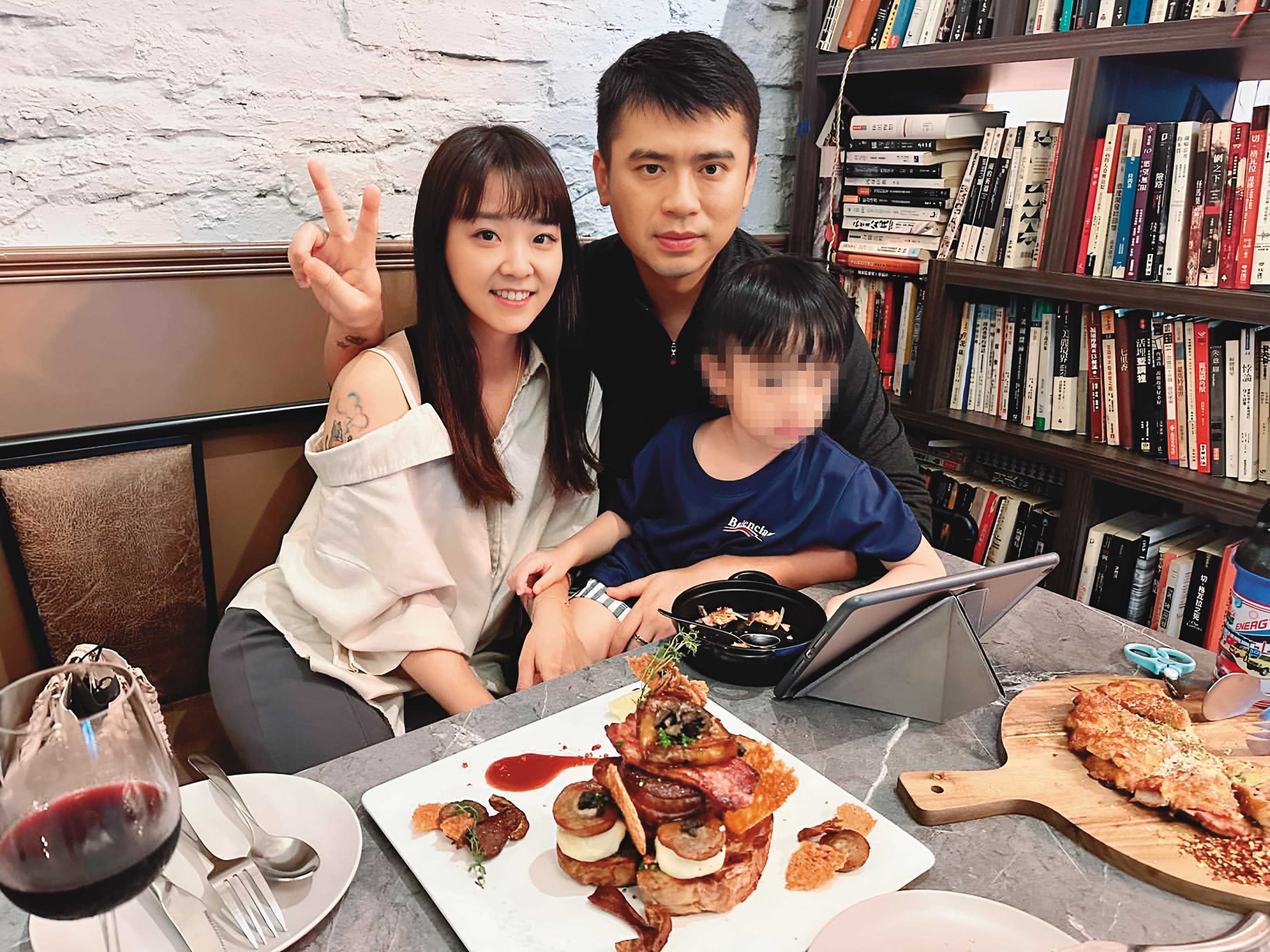 上月底林匯喬和阿翔帶著兒子歡慶結婚4週年,在臉書po出一家三口吃大餐照。(翻攝自林匯喬IG)
