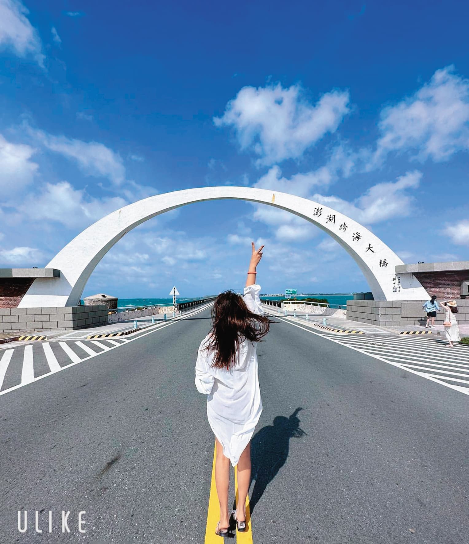 林匯喬曾在社群分享赴澎湖旅遊照(左圖),和Twitter上的女子照片(右圖)完全一樣。(翻攝自林匯喬IG)