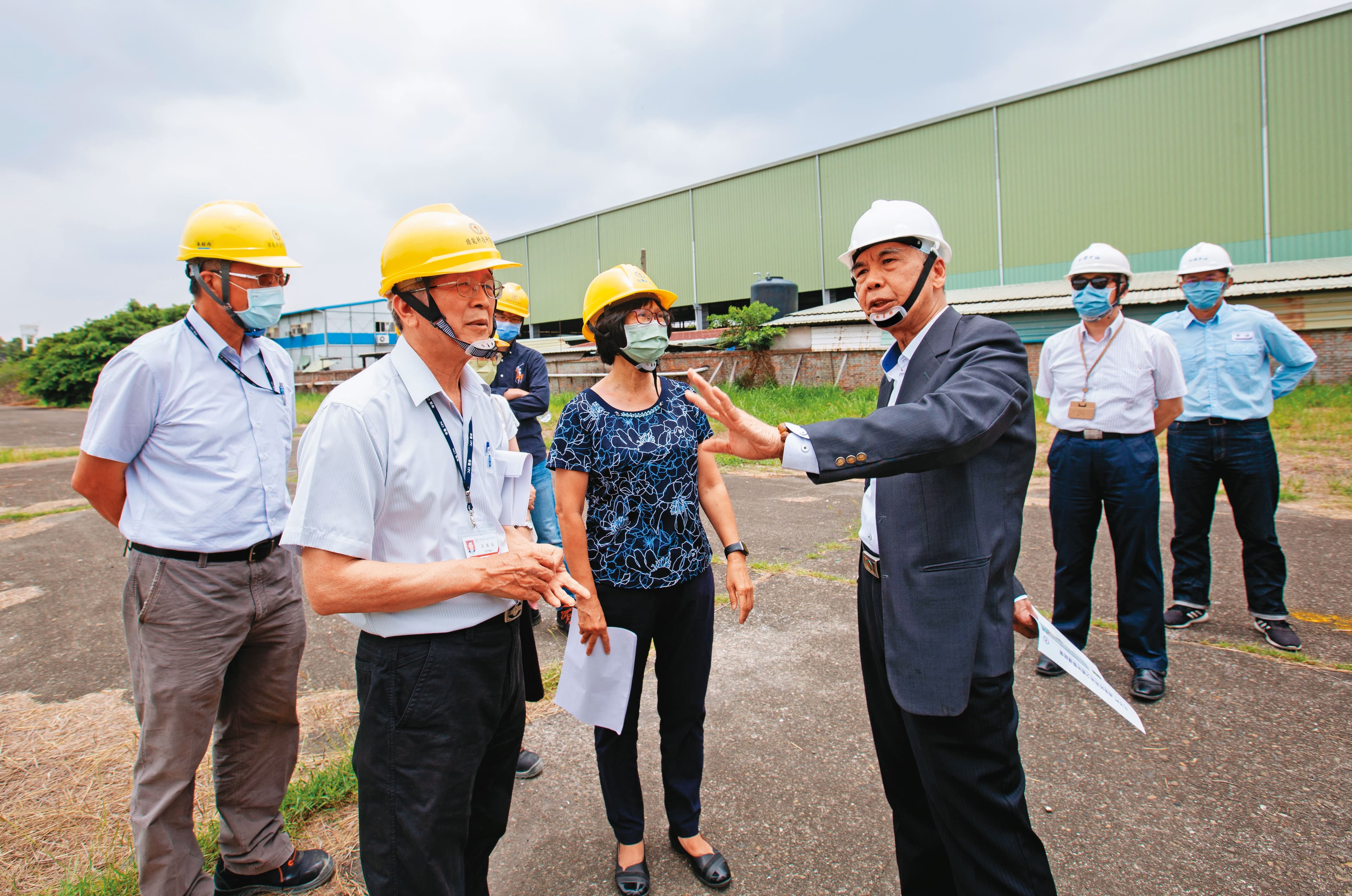 台灣中油董事長李順欽帶領中油同仁,仔細勘察未來加氫站可能用地的周遭狀況。