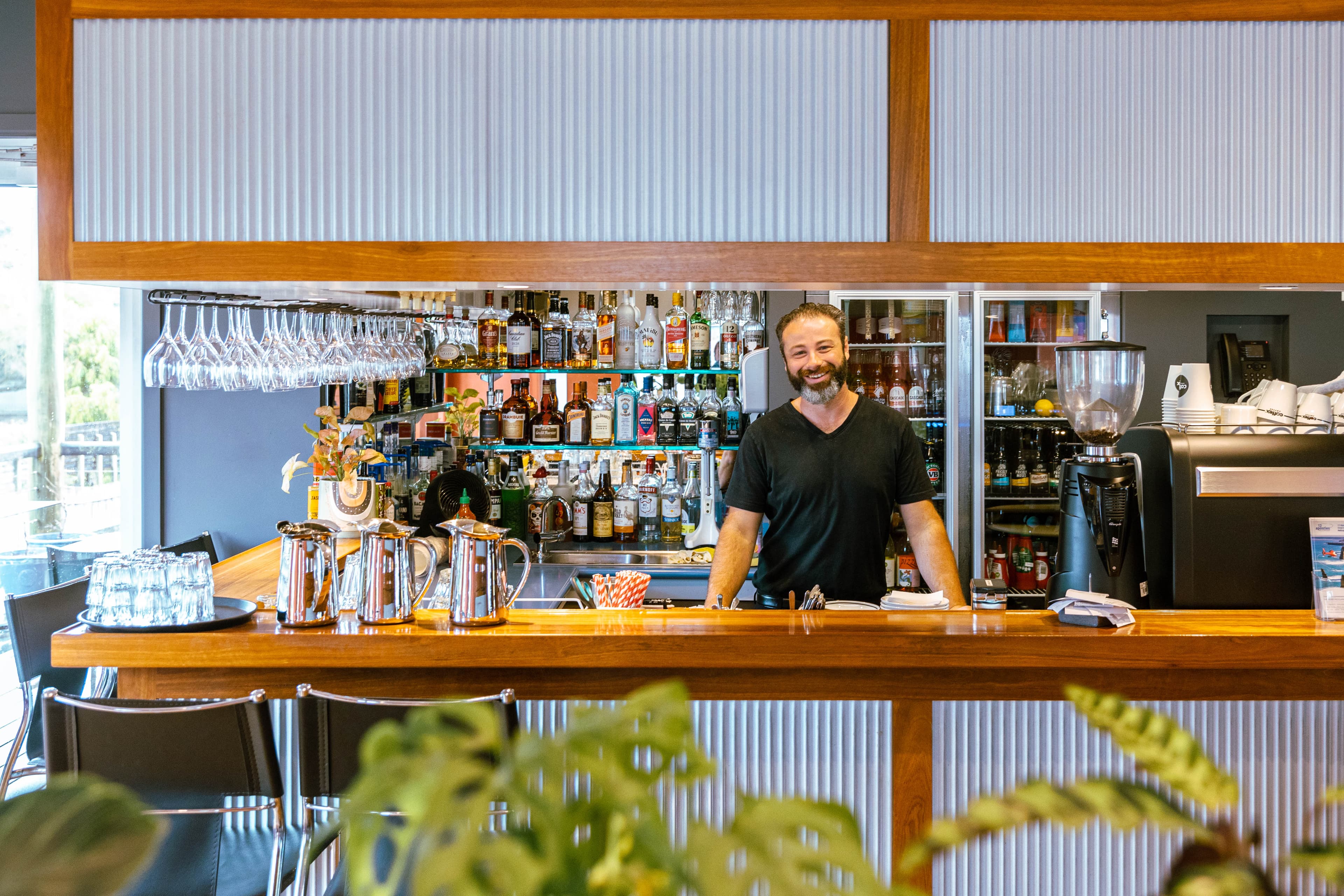 「Waves Cafe, Bar and Restaurant」是咖啡廳、餐廳也是酒吧。