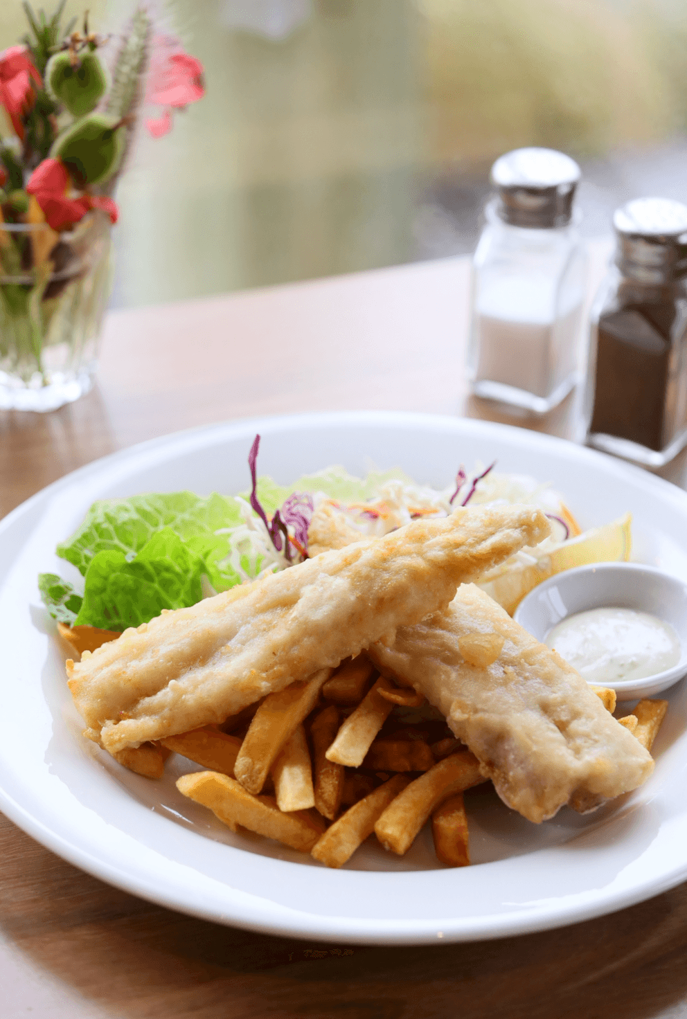 「Crispy Battered Fish With Chips and Coleslaw Salad」的經典炸魚薯條，外皮酥脆，魚肉新鮮軟嫩。（澳幣25元／份，約NT$520）
