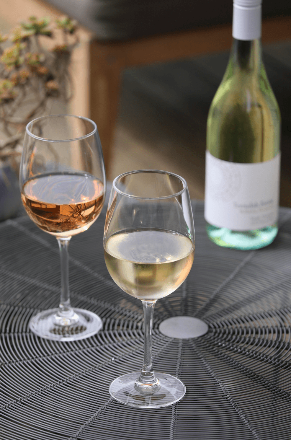 「2022 Terindah Estate Pinot Gris」的灰皮諾帶有梨子與淡淡花香（前），粉紅酒「2022 Swan Bay Rose」顏值超高（後）。（皆澳幣11元／杯，約NT$228）