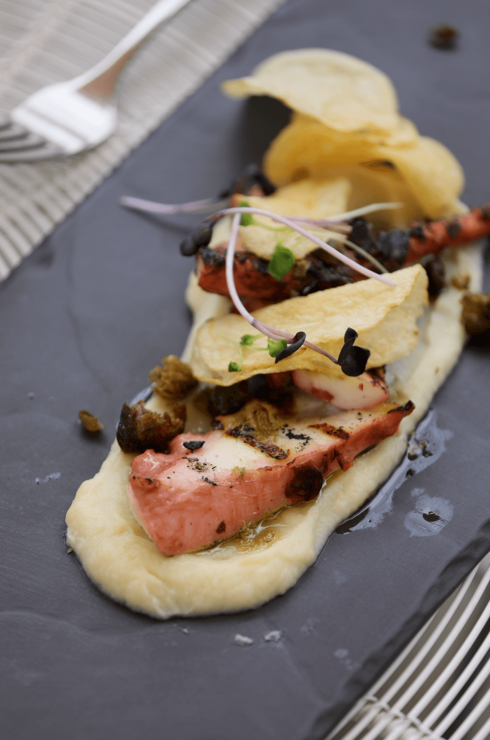 前菜烤章魚「Grilled Octopus, Celeriac Puree With Dill, Caper, Potato Crisp, Shallot」適合搭配美酒。（澳幣20元／份，約NT$416）