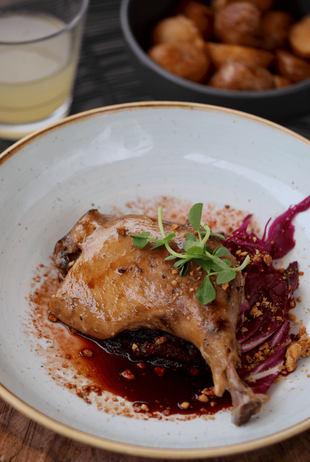 「Confit Duck Leg,Beetroot Puree, Confit Cabbage, Radicchio, Walnut, Jus」的油封鴨腿保留可口肉汁，佐甜菜根泥清爽平衡。（澳幣35元／份，約NT$728）