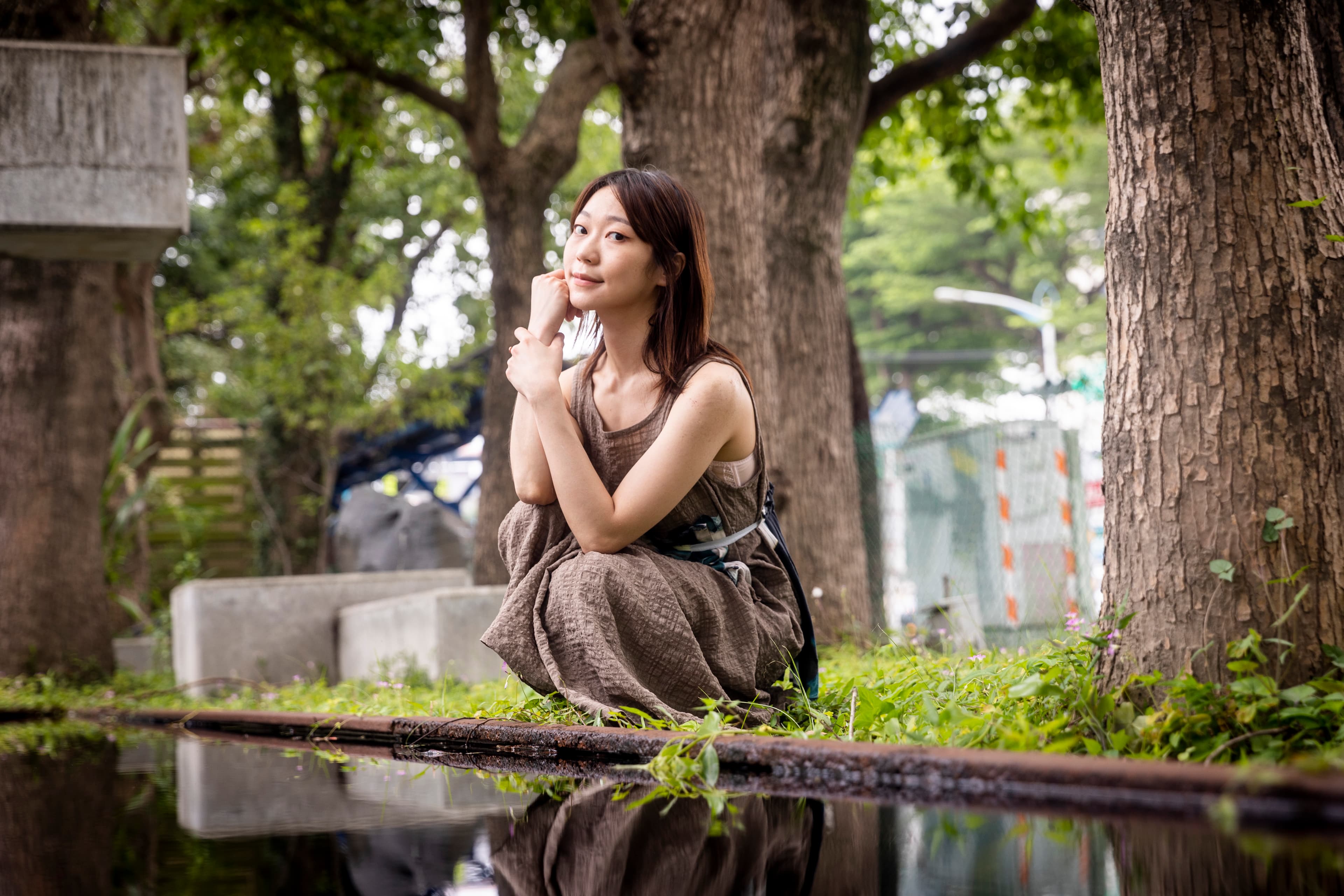 蘇清歌在台灣藝術大學校園裡拍照。她是專業的模特兒，能很快進入狀態，攝影工作因此十分順利。