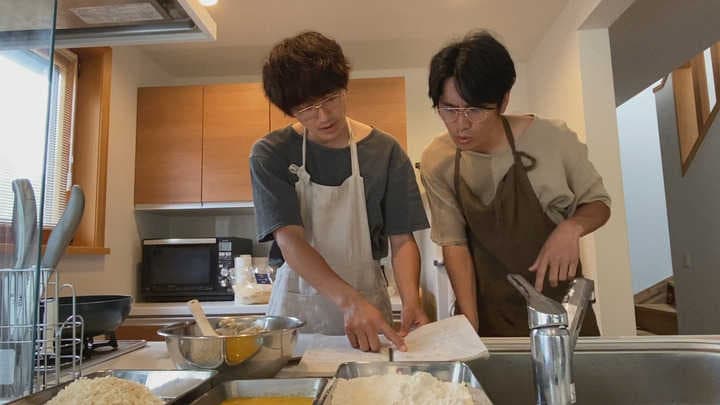 永山瑛太(左)與永山絢斗在疫情期間曾一起拍攝遠距連續劇《Living》。(翻攝自mantan web)