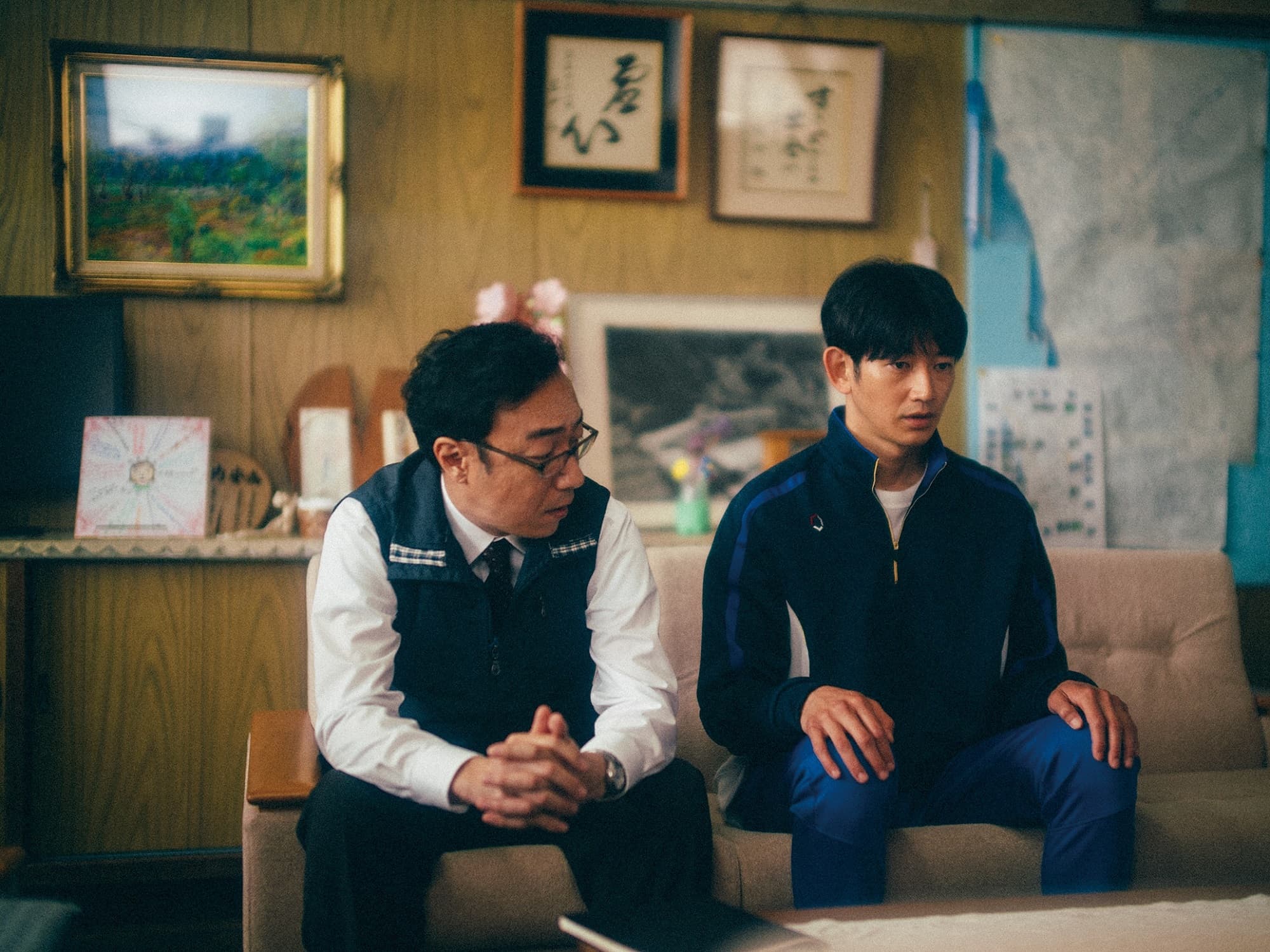 瑛太(右)參與演出的是枝裕和執導、坂元裕二編劇新片《怪物》在坎城影展榮獲最佳劇本獎。(車庫娛樂提供)