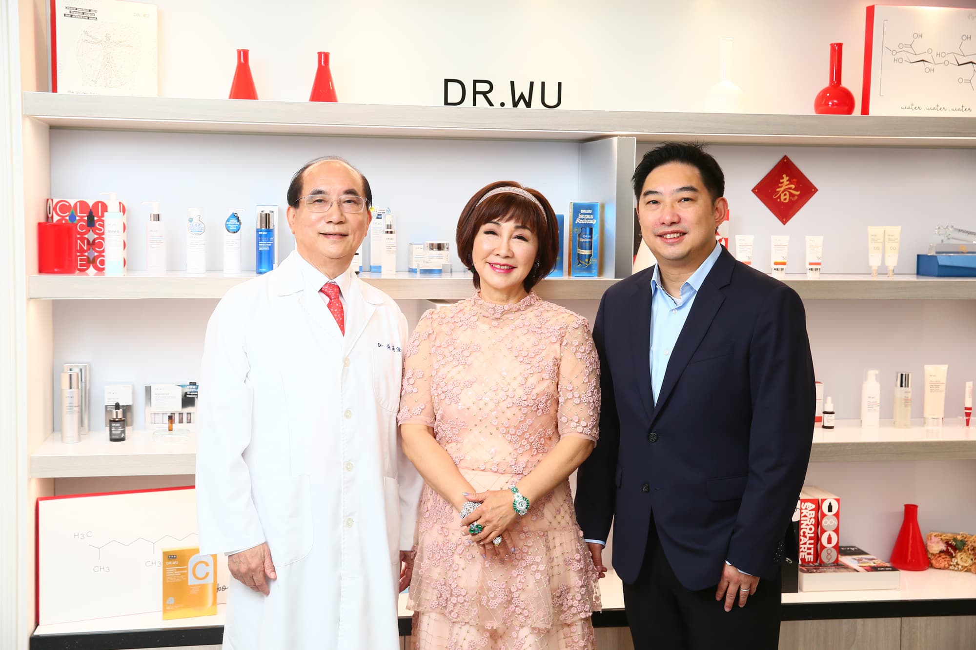 吳英俊(左起)、謝璧璘、吳奕叡一家人都保養得相當好,外表比實際年齡年輕許多。