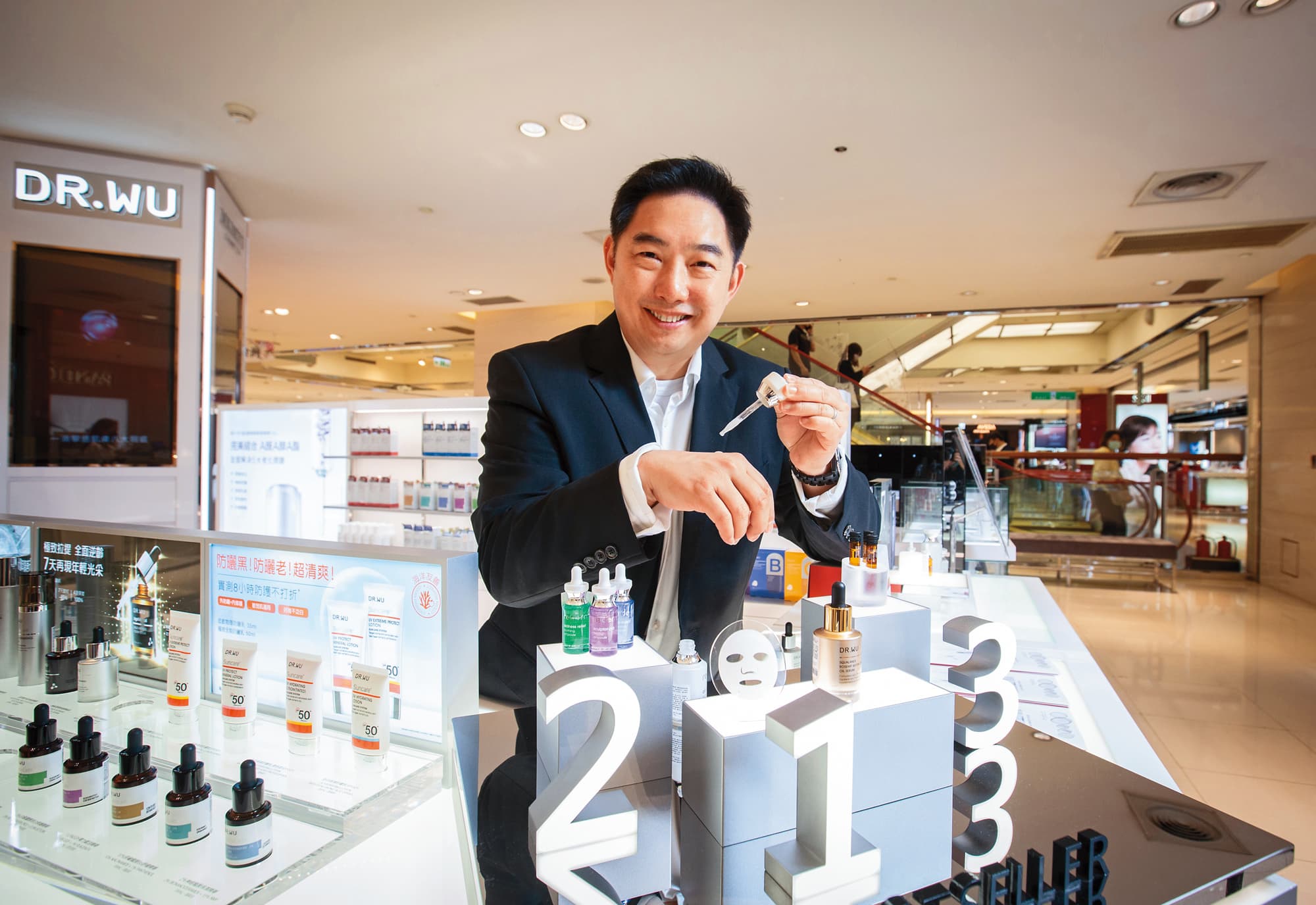 吳奕叡(圖)自美返台幫父親吳英俊整頓醫美診所,也把父親研發的皮膚科用藥變身醫美級保養品,以父之名創立DR.WU品牌。
