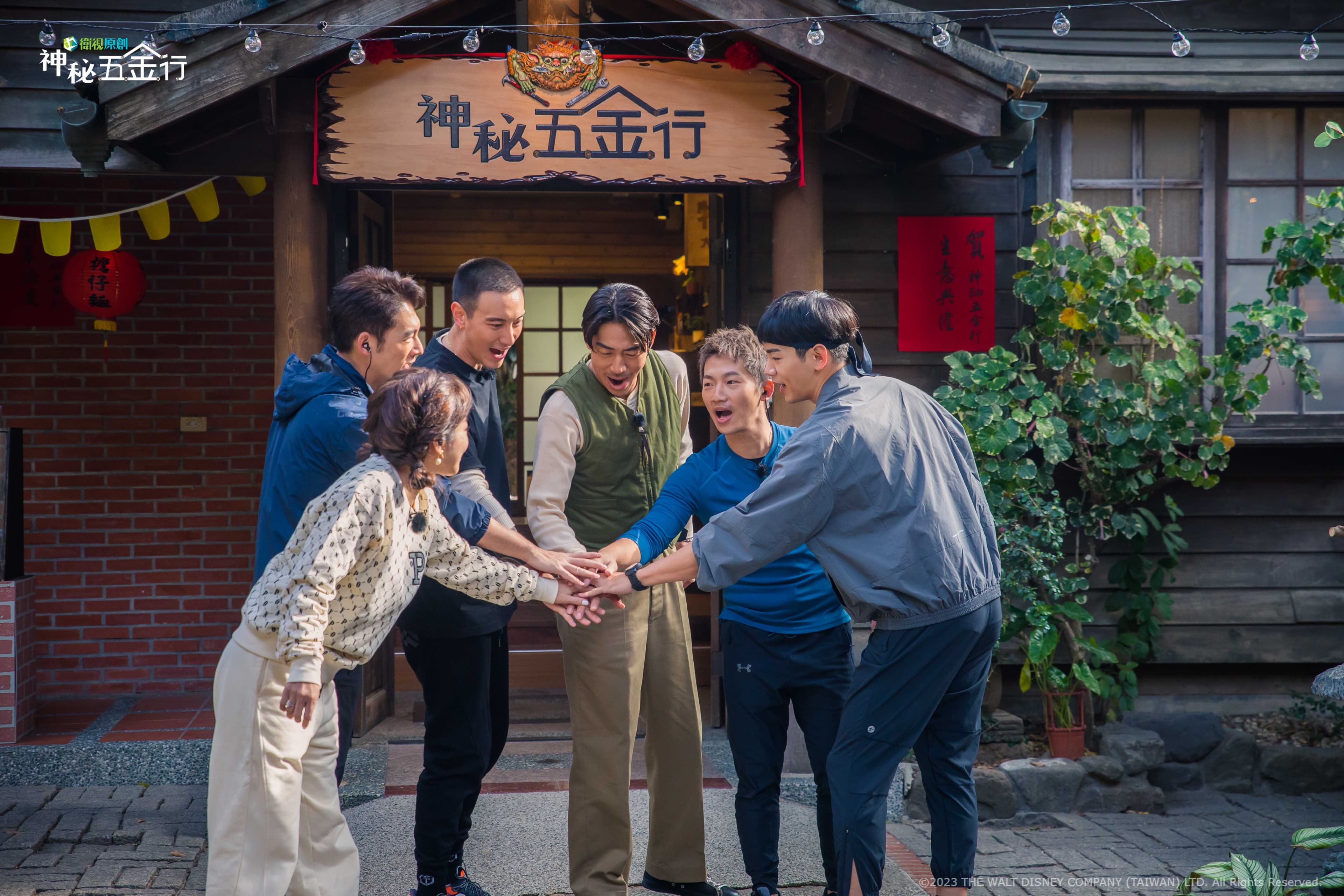 王彩樺(左起)、温昇豪、王陽明、AKIRA、蔡昌憲、禾浩辰到台南出外景。(衛視原創提供)