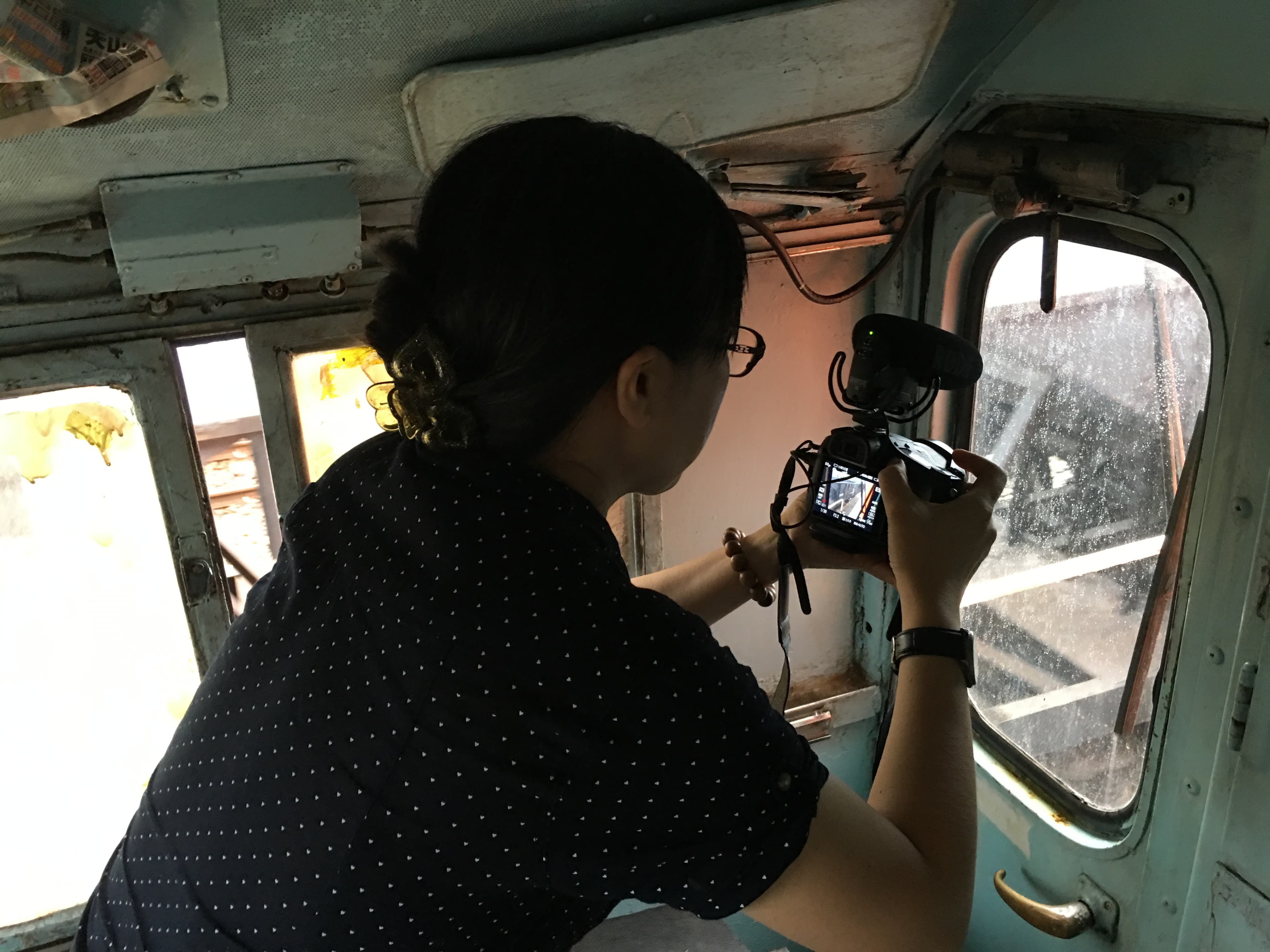 蕭菊貞和司機員擠近小小的火車機車頭中,才能記錄下電影中看到的這些珍貴畫面。(上善醫文化工作室提供)