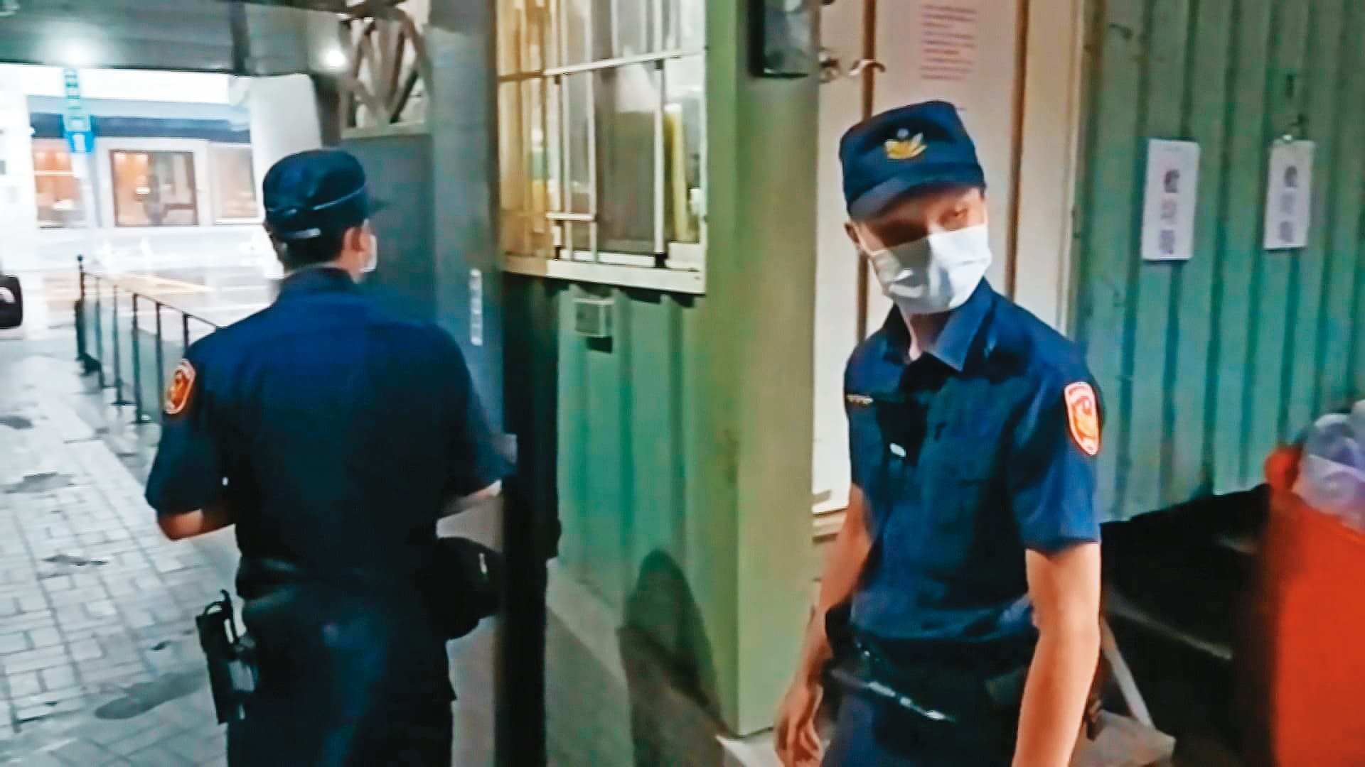 得知有人在出租套房內遭槍殺,警方立即趕至現場調查。(東森新聞提供)