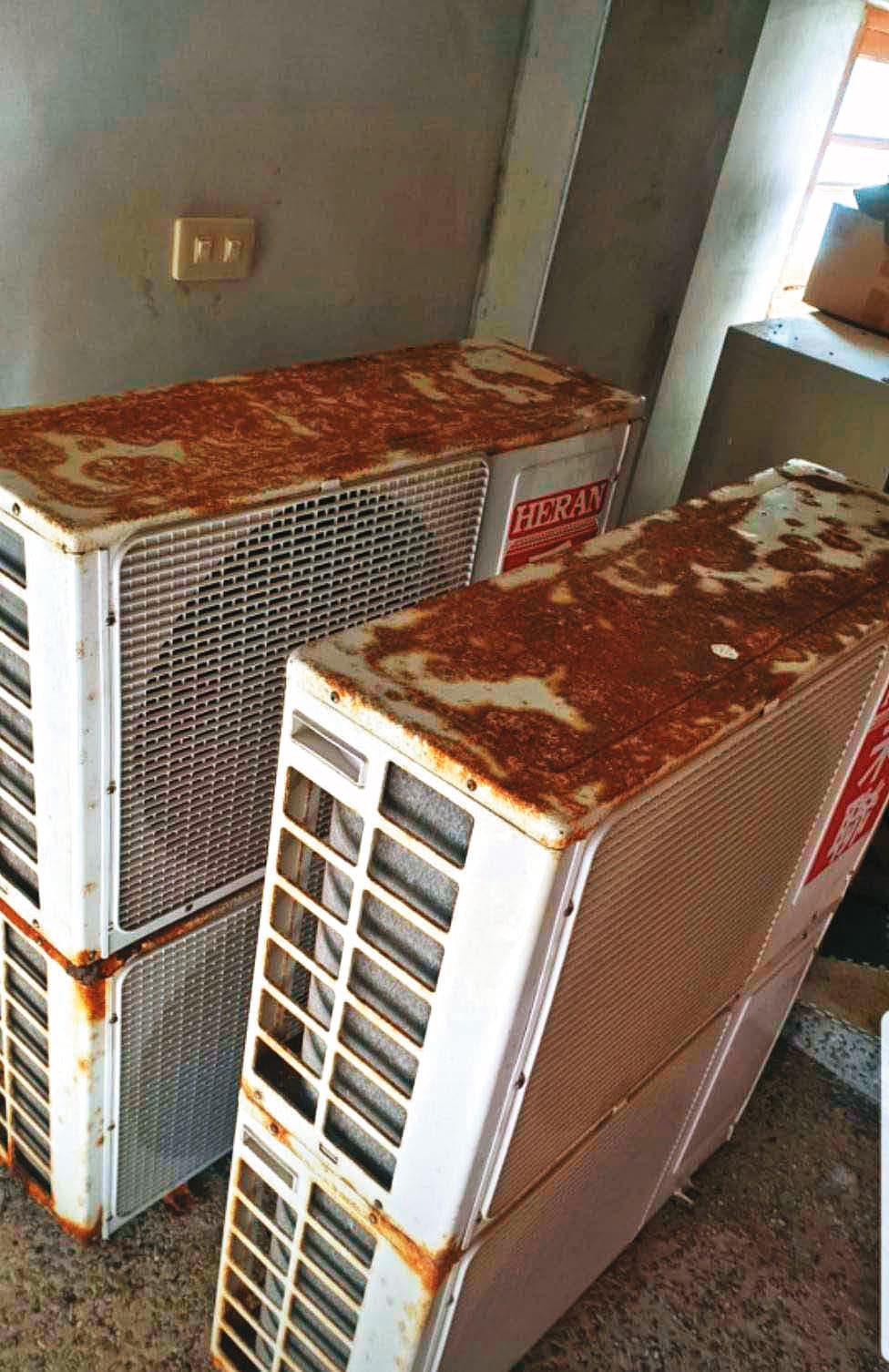.黃金博物館冷氣機慘遭2度掉包，原先堪用的機器被換成嚴重鏽蝕的爛機器，只能申請報廢。（讀者提供）