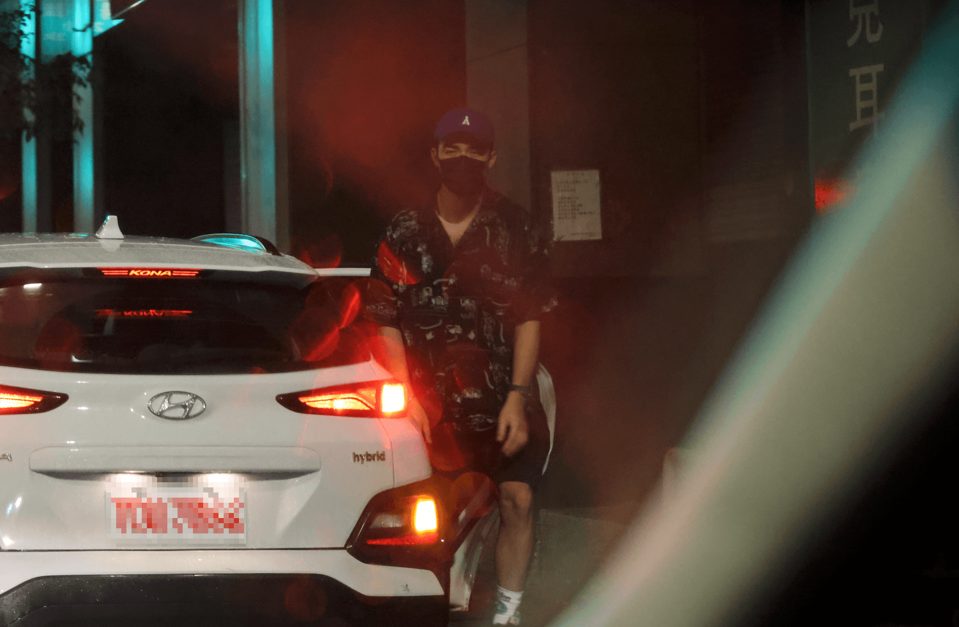 到了陳昊森家下車時,陳昊森腳踩路面非常穩當,而且先行準備往家門走去。(本刊資料照)