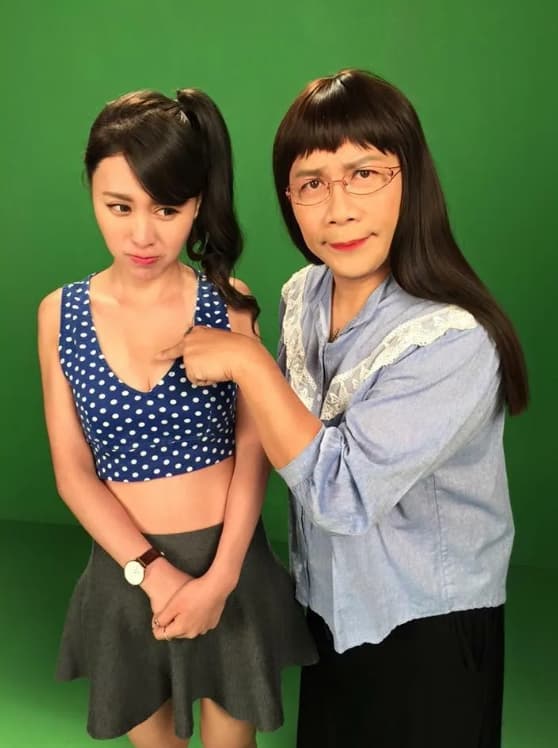 當年米恩綺PO出與許傑輝的合照,可見許傑輝手指相當靠近女方胸部。(翻攝自米恩綺臉書)