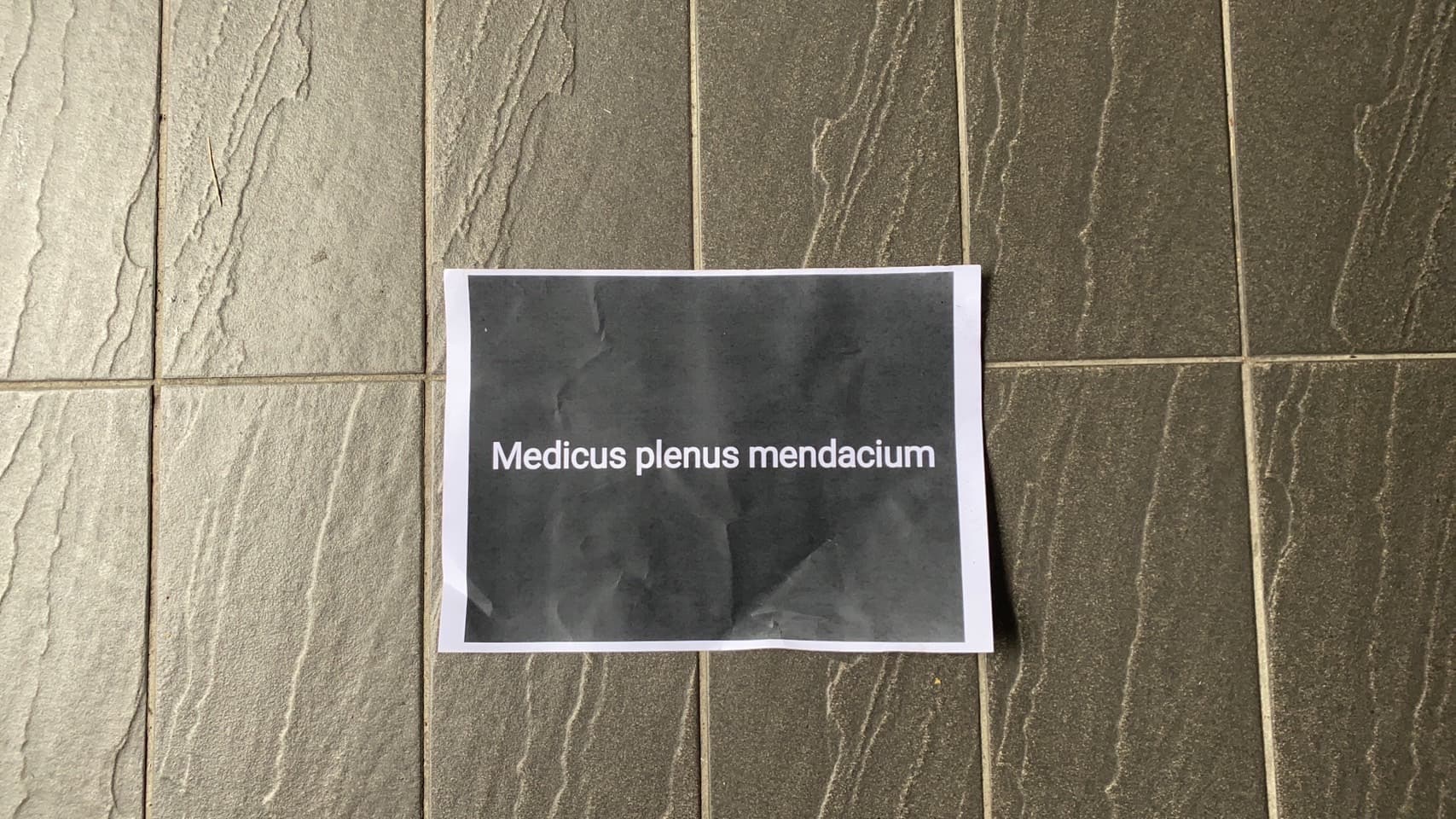 歹徒留下的宣傳彈。(警方提供)