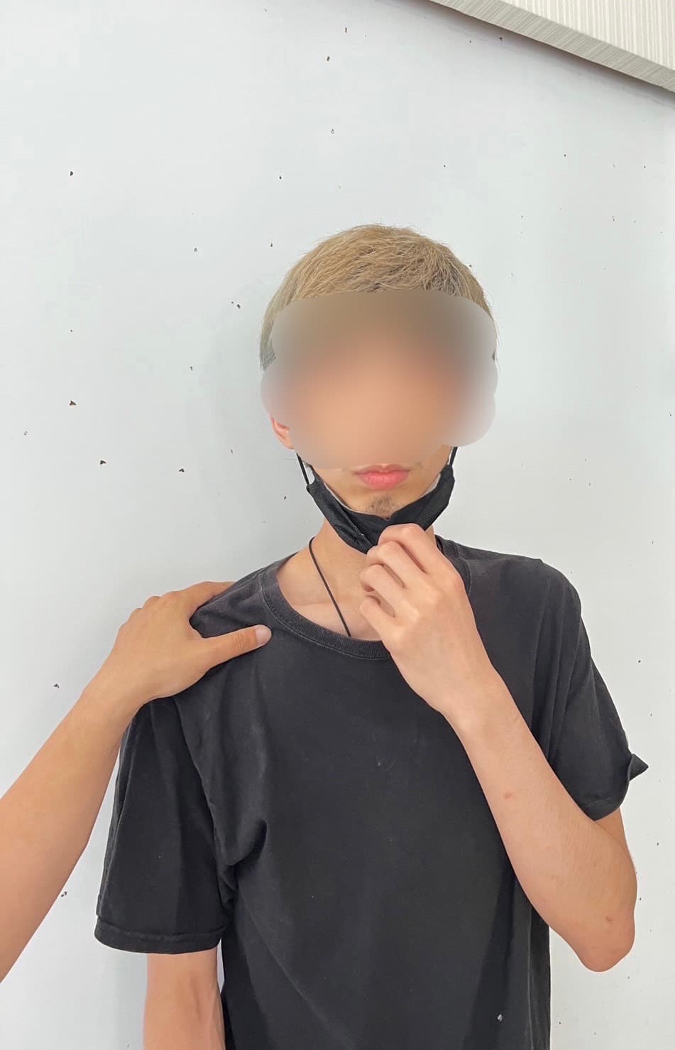 警方逮捕扔煙霧彈的沈嫌。(警方提供)