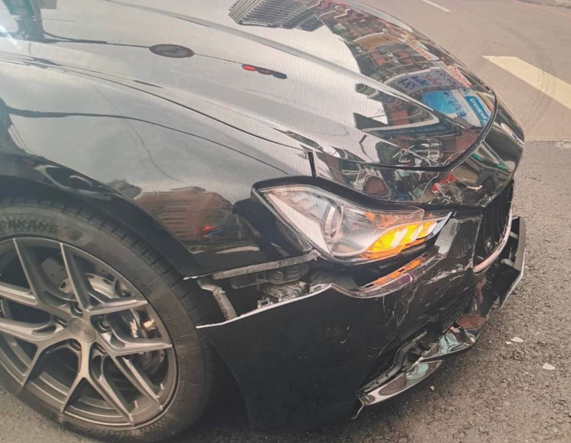 瑪莎拉蒂車頭受損。(警方提供)